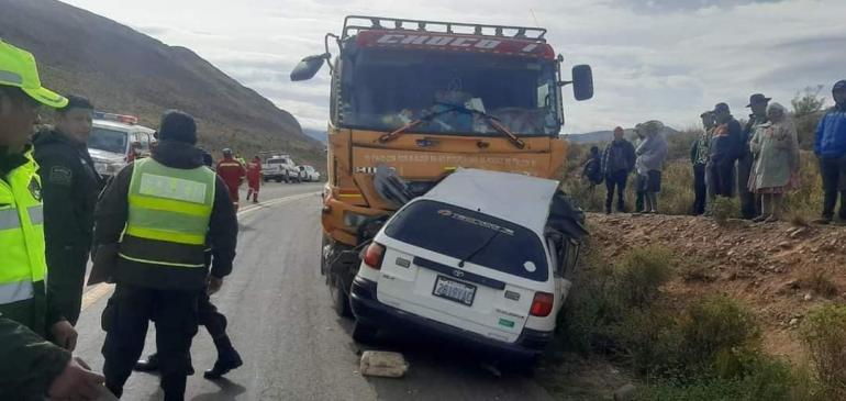 Padre Madre Y Sus Tres Hijos Mueren Por Colisi N De Su Vagoneta Con Un